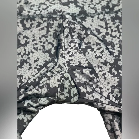 Onzie | M/L shiny geometric patterned ombré leggings - Picture 4 of 7